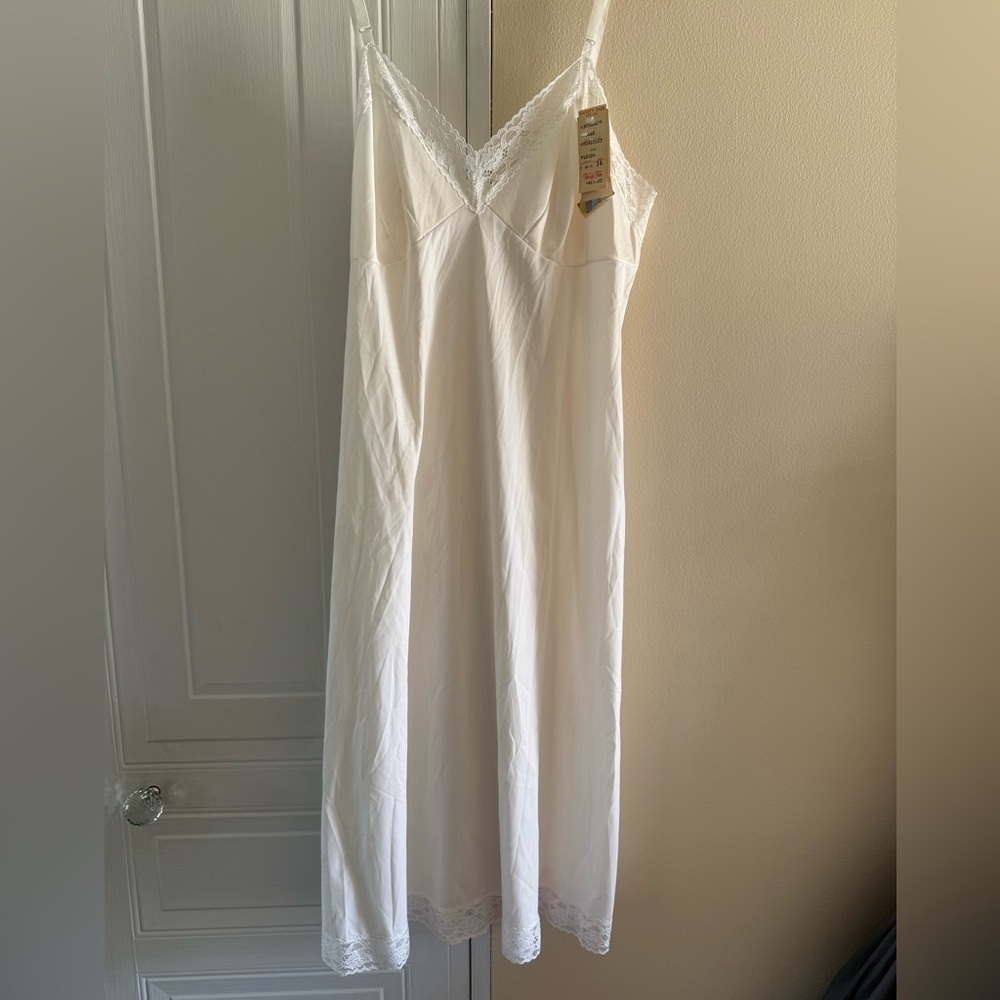Vintage Vanity Fair White Lace Slip Size 34‎ L NEW with tag